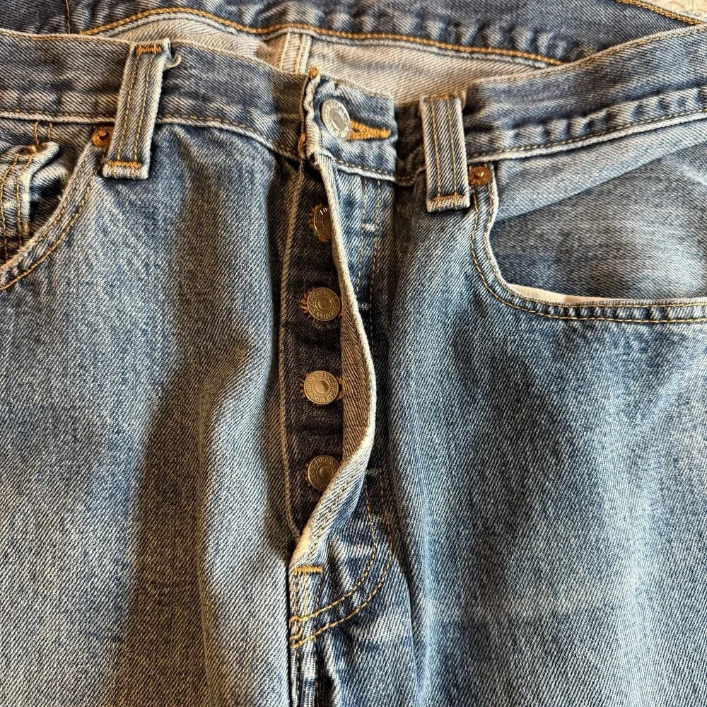 Levi's 501 Jeans Men's 32x32‎ Button Fly Medium Wash Distressed